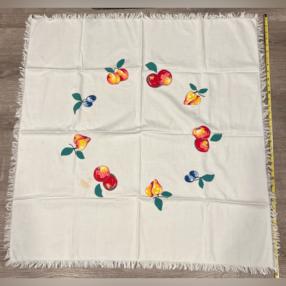 Lot of doilies, tea towels, tablecloths, appliquéd, crocheted, embroidered